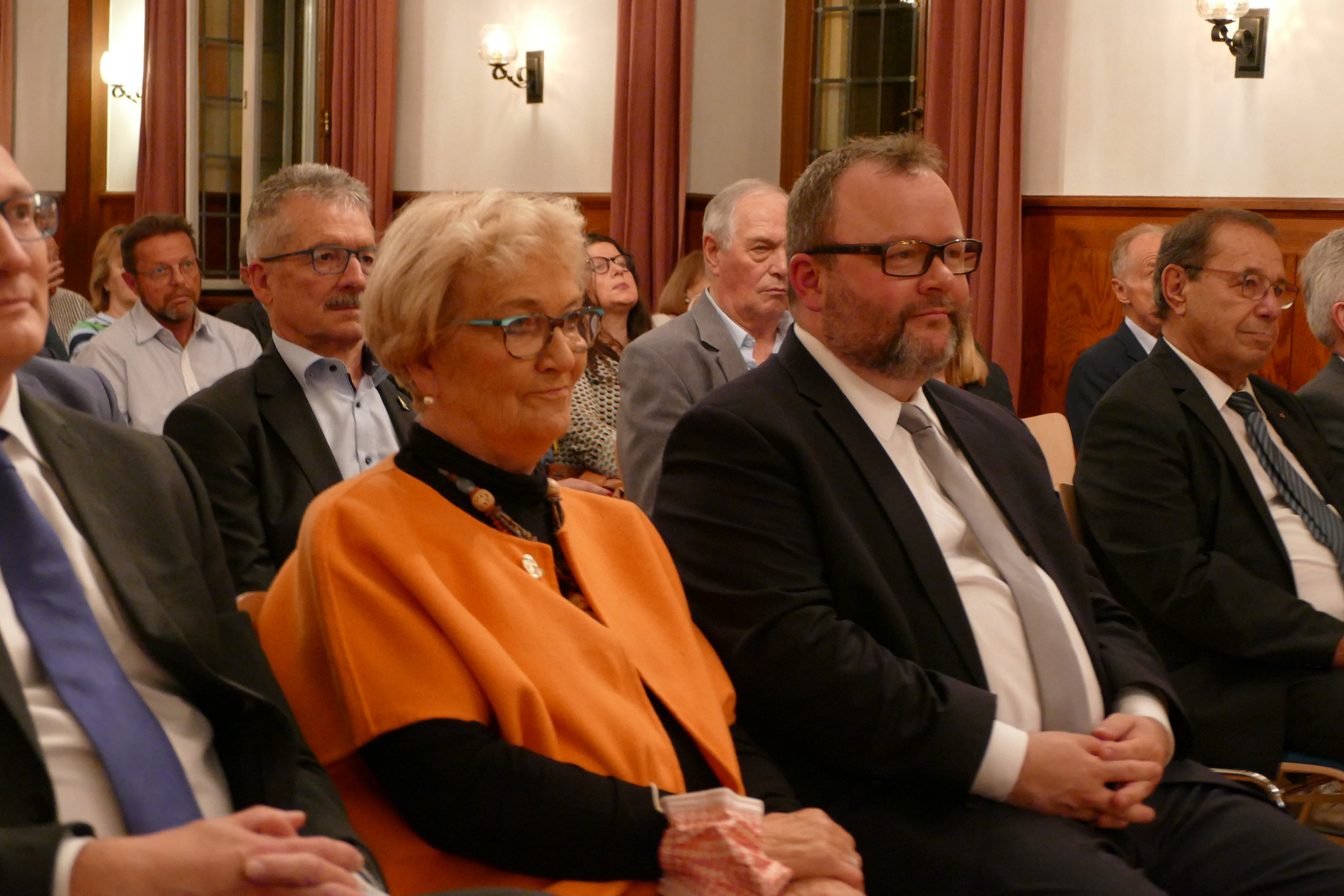 Rund 70 Gäste hatten sich zur Ehrung im Brettener Bürgersaal eingefunden (Foto: RMS).